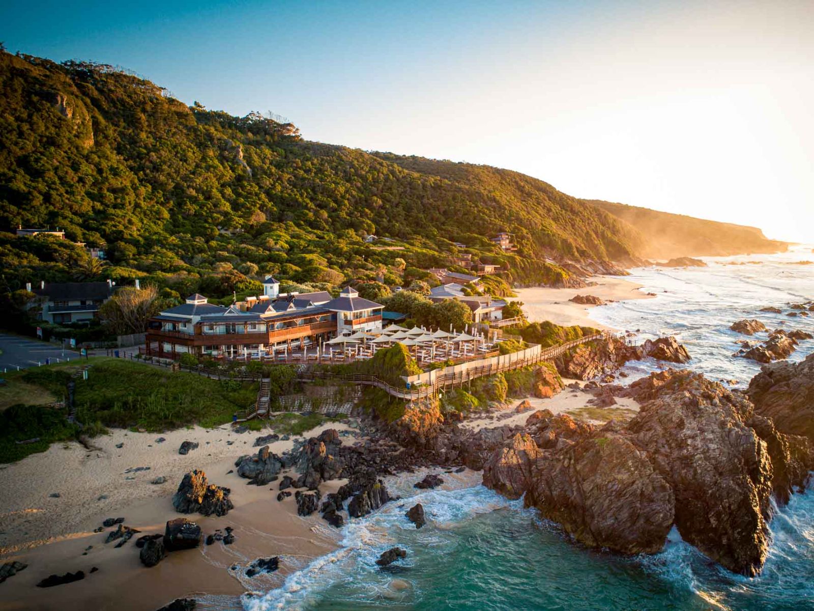 Rondreis Zuid-Afrika, Plettenberg Bay, Singing Kettle Beach Lodge, bovenaanzicht Beach Lodge