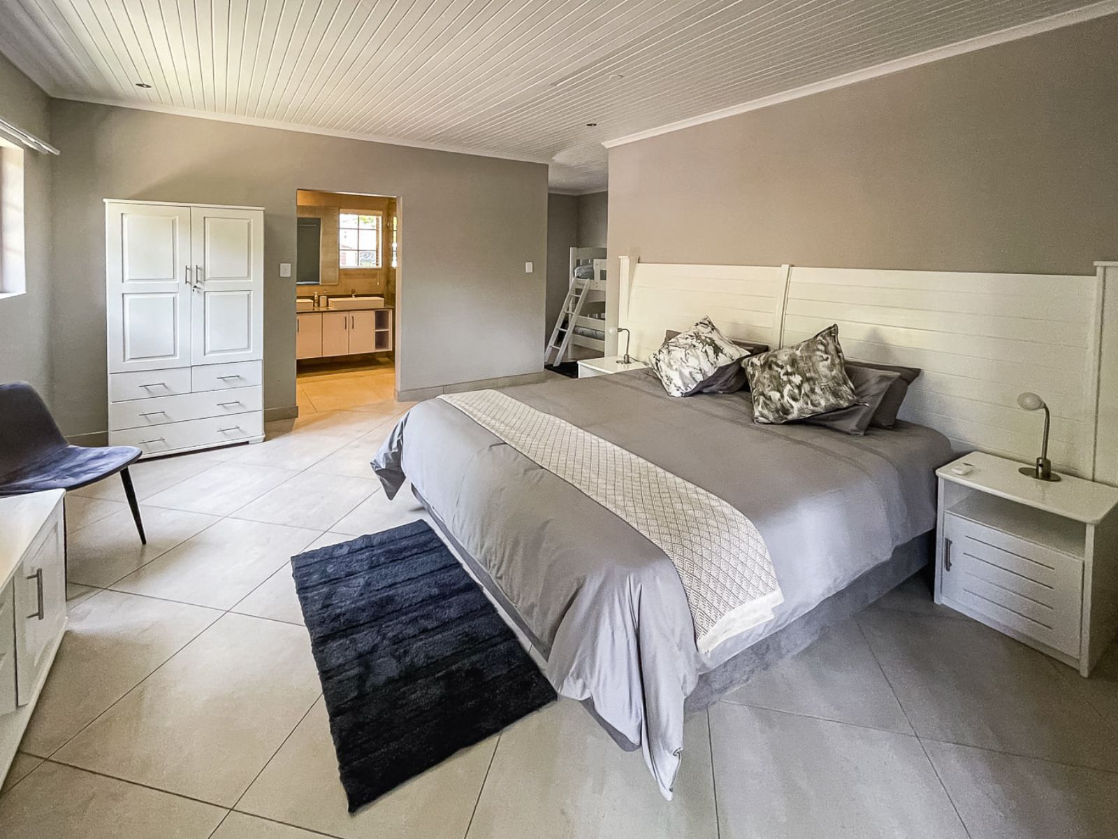 Rondreis Zuid-Afrika, St.Lucia, Rhino coast Guesthouse, vierpersoonskamer