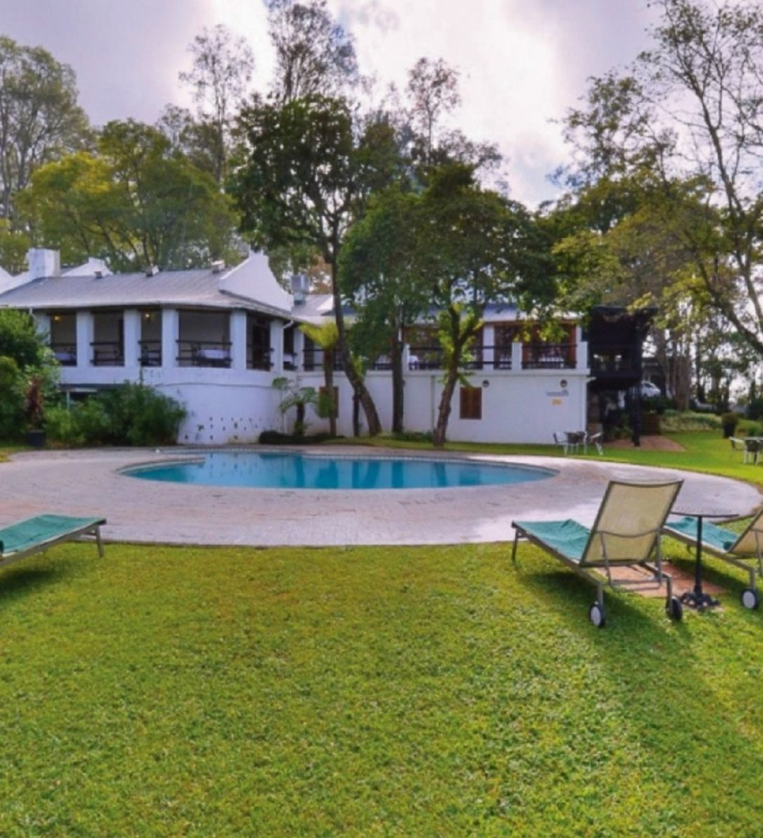Rondreis Zuid-Afrika, Tzaneen, Coach House Hotel & Spa, buitenaanzicht hotel met zwembad Rondreis Zuid-Afrika, Tzaneen, Coach House Hotel & Spa, buitenaanzicht hotel met zwembad