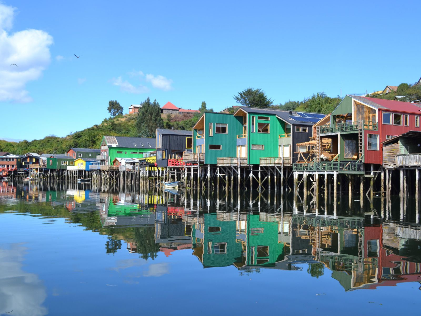 rondreis chili hoogtepunt chiloe paisaje haven met boten 3