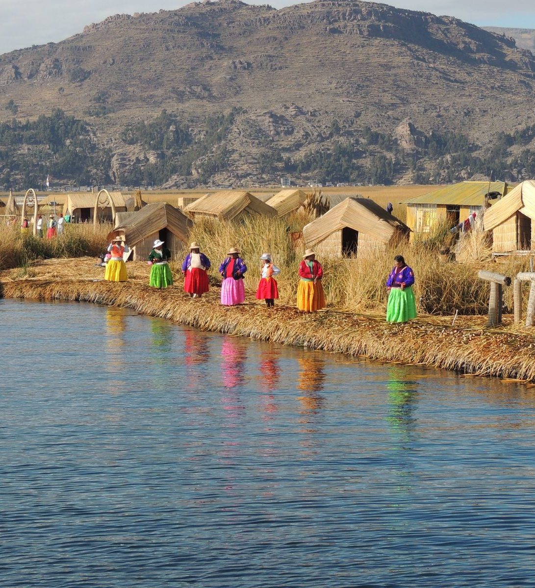 rondreis peru, puno, titicaca, bewoners op rieteiland rondreis peru, puno, titicaca, bewoners op rieteiland