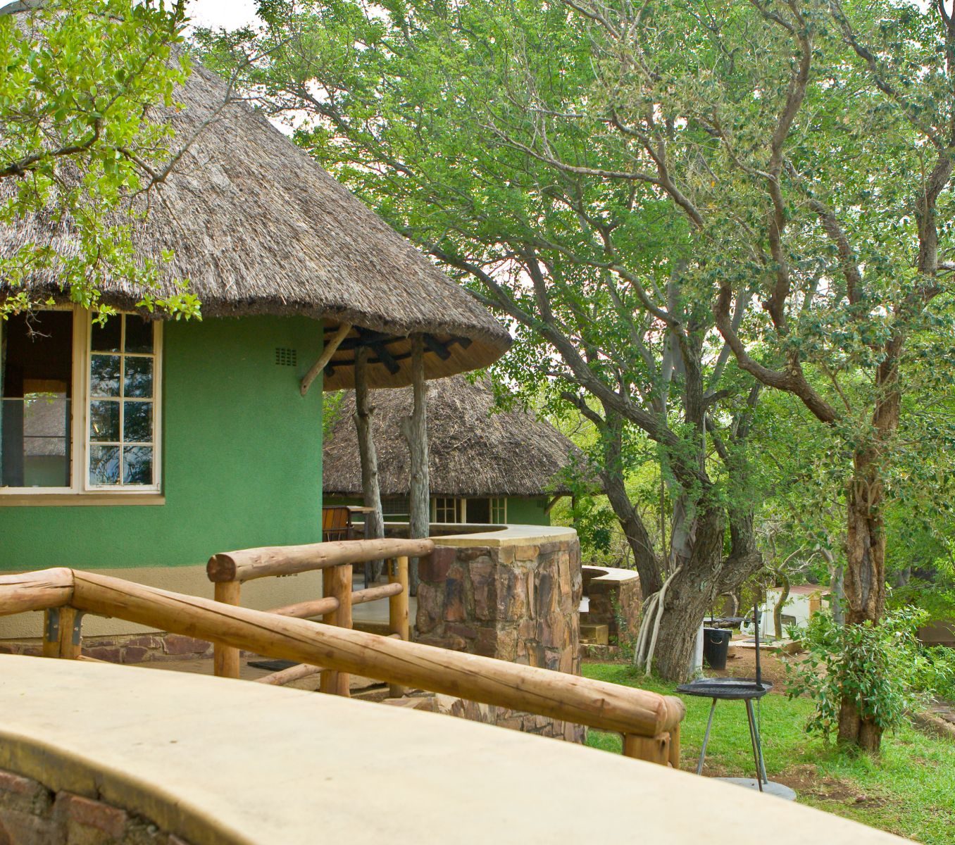 zuid afrika, kruger park, olifants rest camp, zijaanzicht huisjes