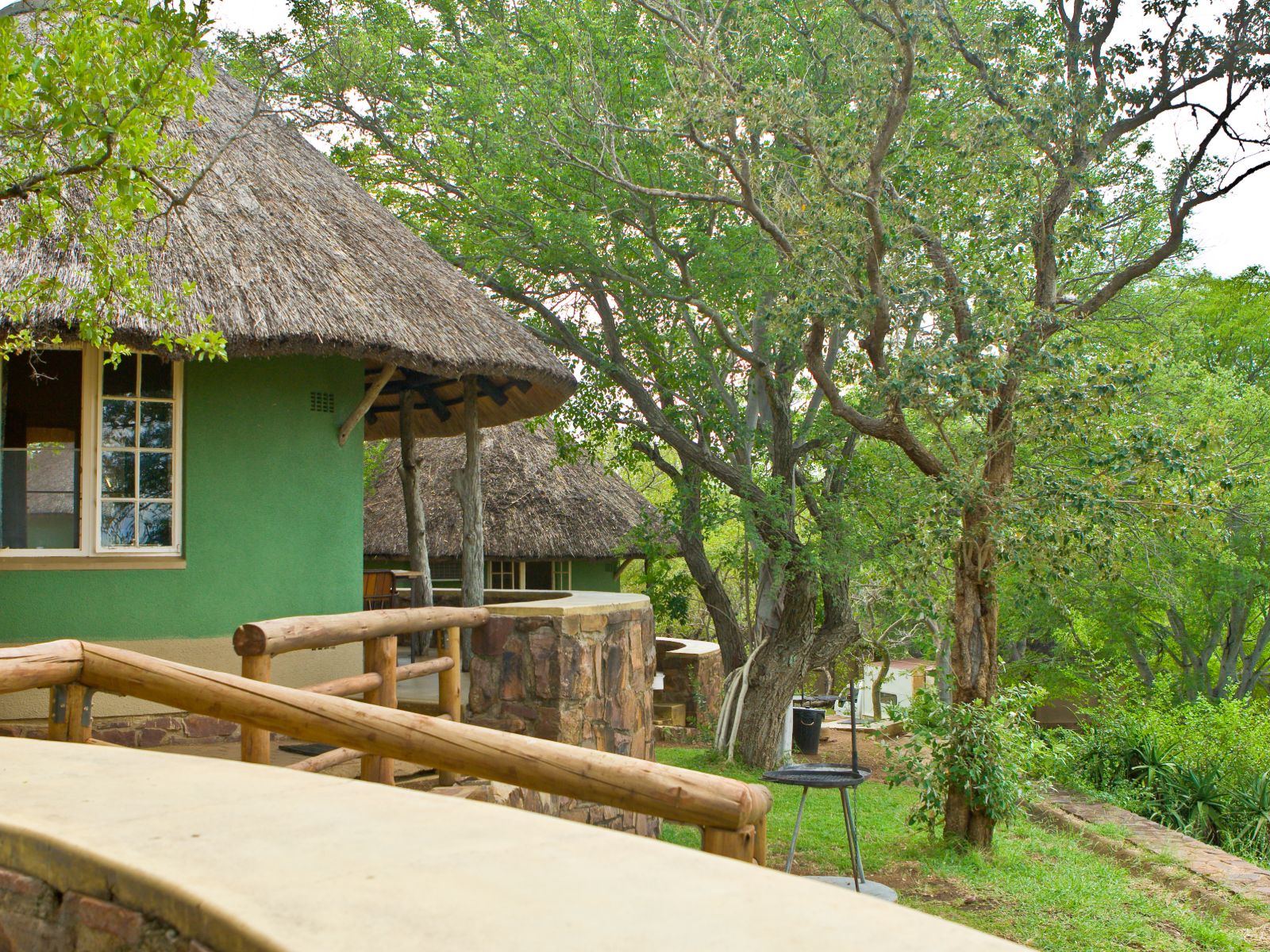 zuid afrika, kruger park, olifants rest camp, zijaanzicht huisjes
