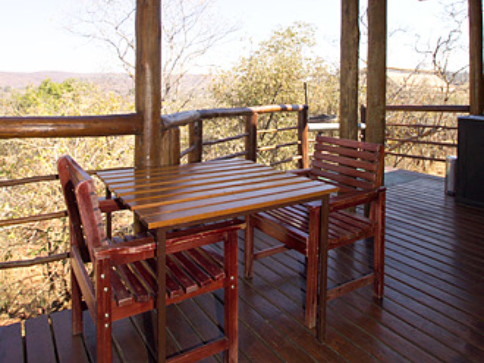 rondreis zuid afrika, kruger park, punda maria rest camp, tafel en stoelen