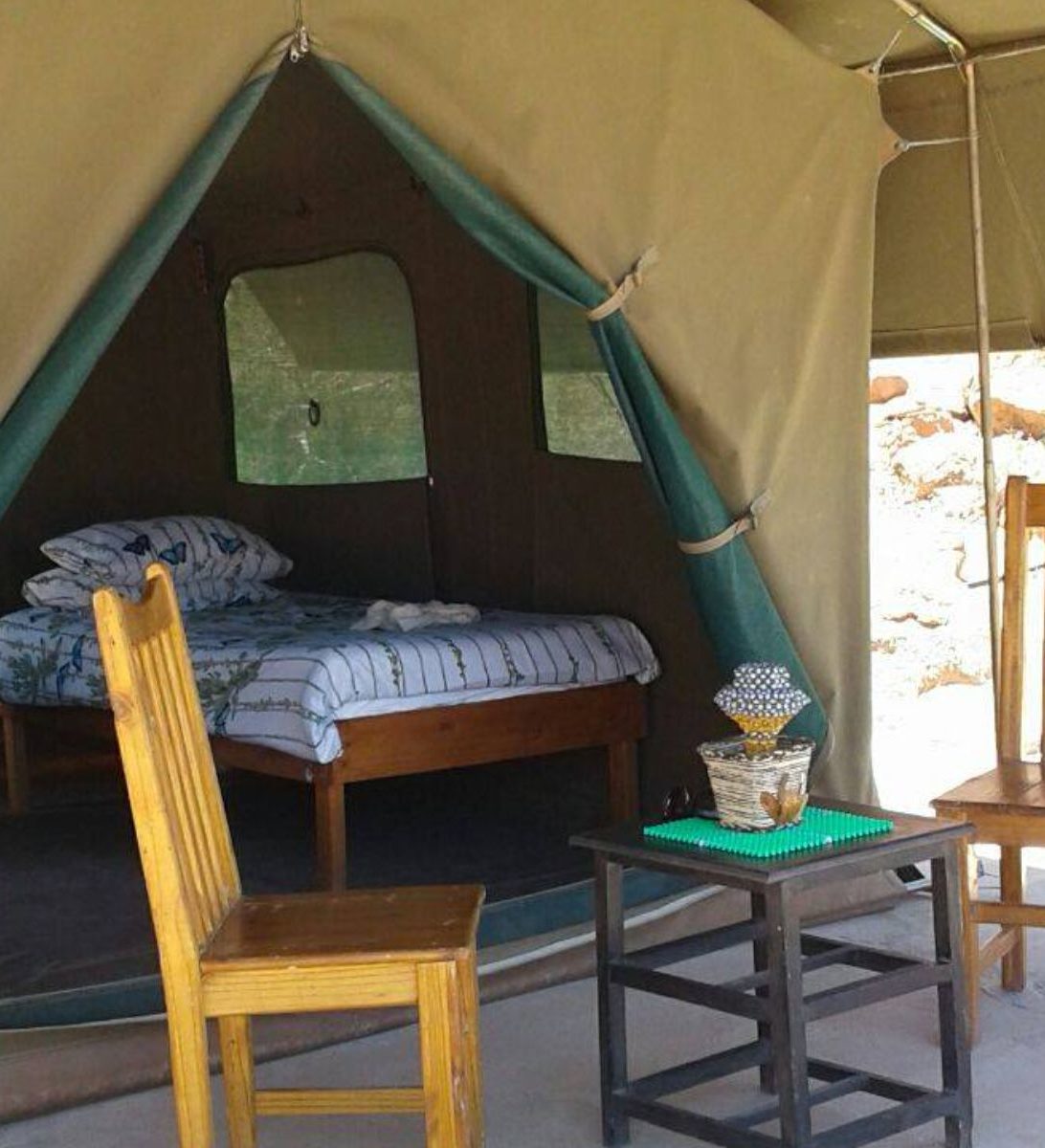 Rondreis Namibië, Twyfelfontein, Aabadi Mountain Camp, vooraanzicht tent