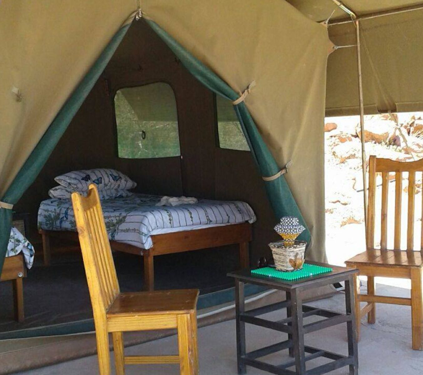 Rondreis Namibië, Twyfelfontein, Aabadi Mountain Camp, vooraanzicht tent