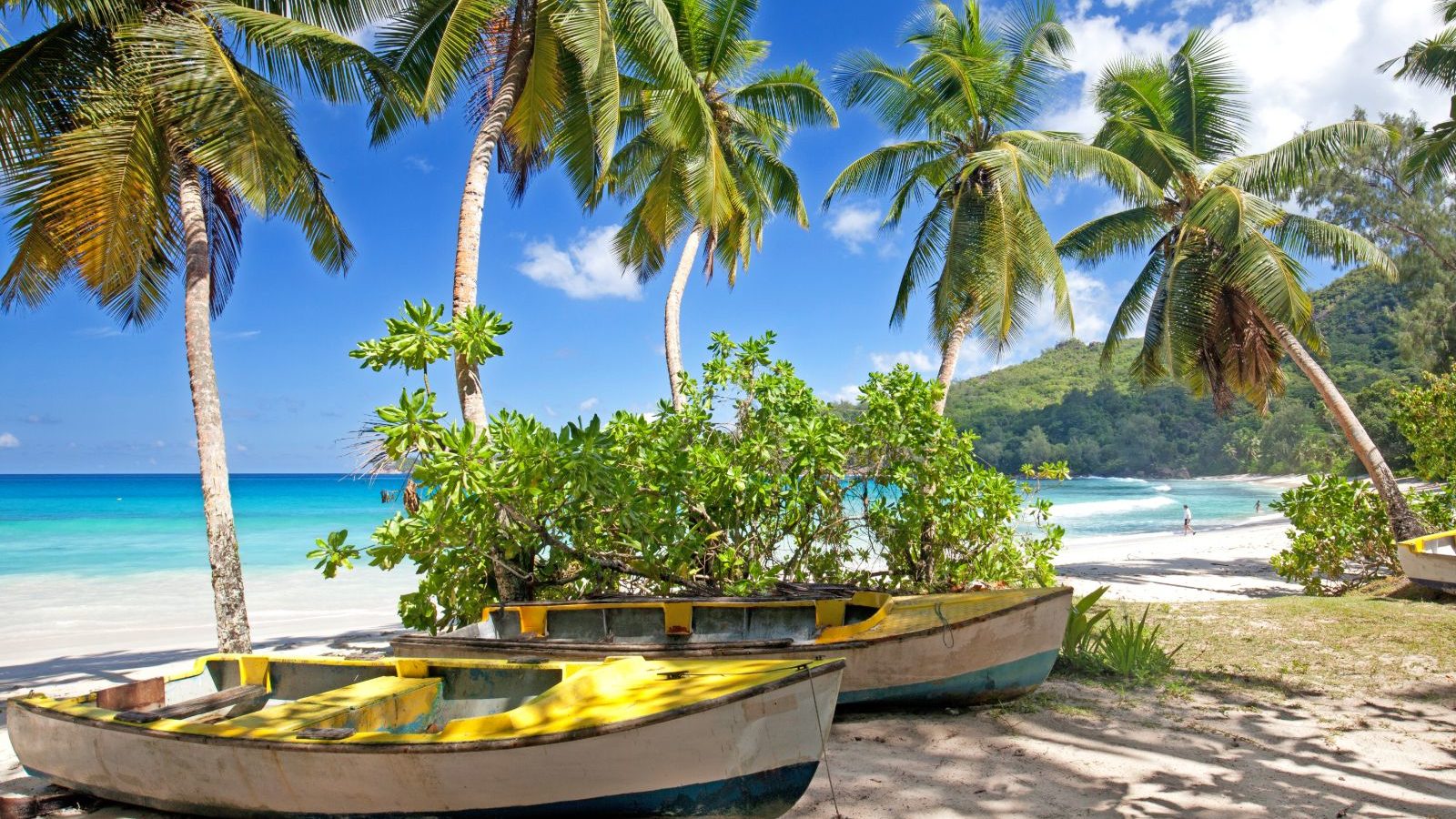 Rondreis Seychellen, Mahé, Takamaka Beach boten en palmbomen