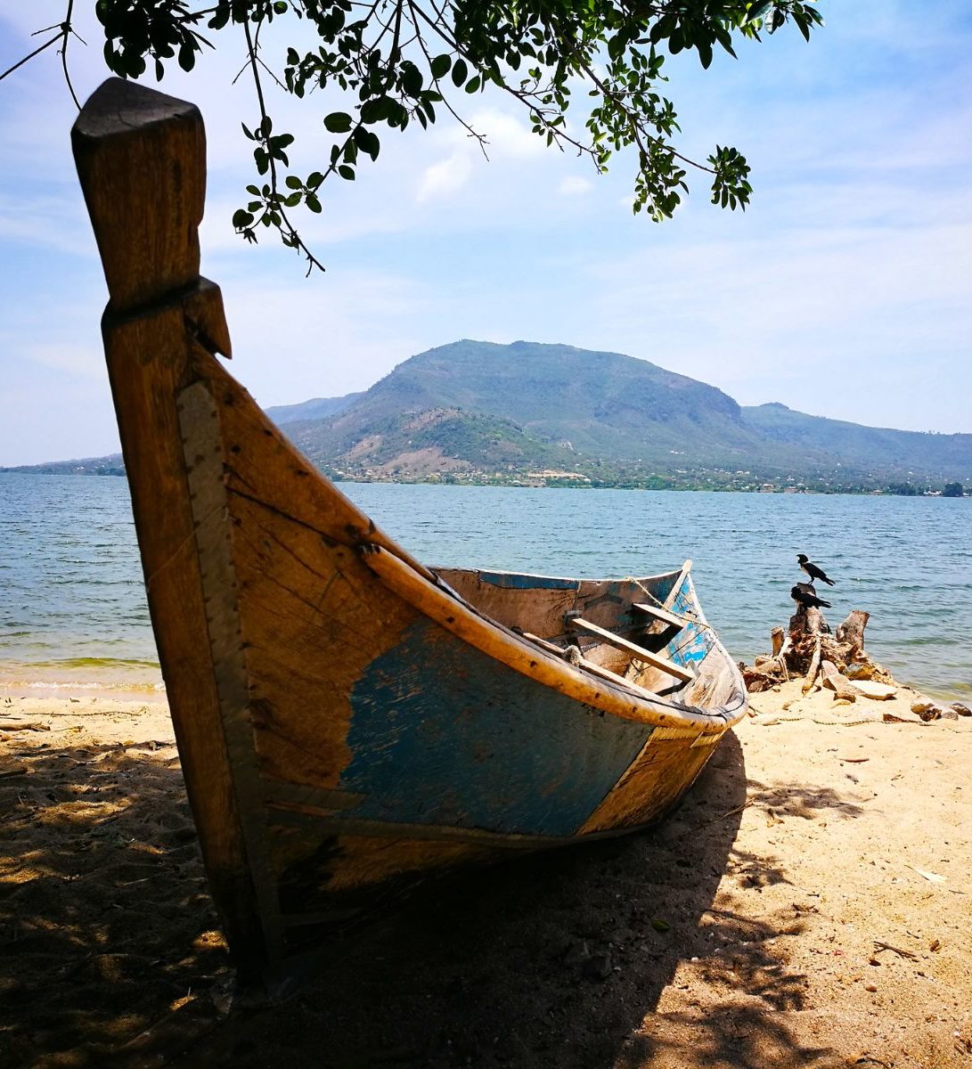 Rondreis-Tanzania-Lake-Victoria-bootje-op-de-oever Rondreis-Tanzania-Lake-Victoria-bootje-op-de-oever