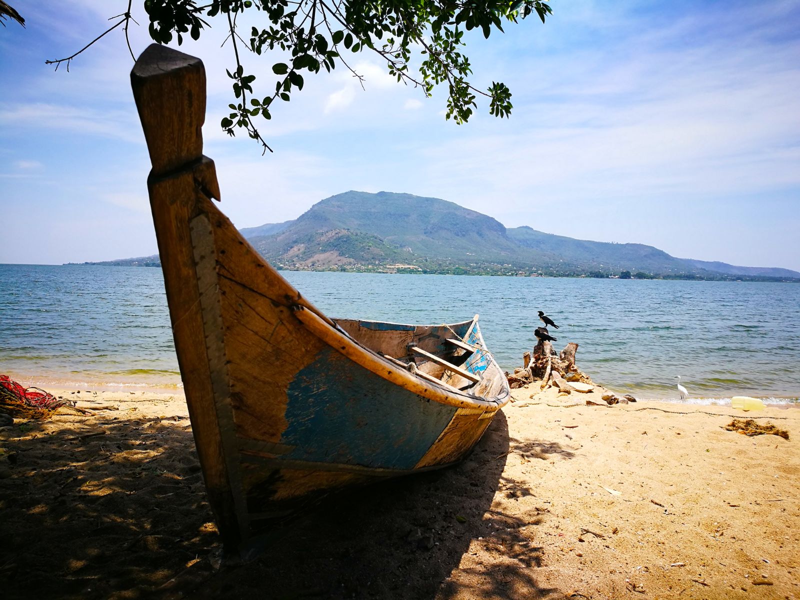 Rondreis Tanzania, Lake Victoria, bootje op de oever