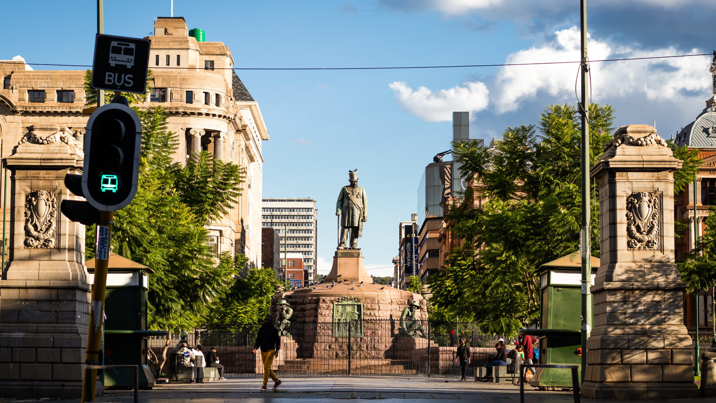 Rondreis-Zuid-Afrika-Pretoria-Paul-Kruger-standbeeld-in-de-verte-aspect-ratio-1000-563