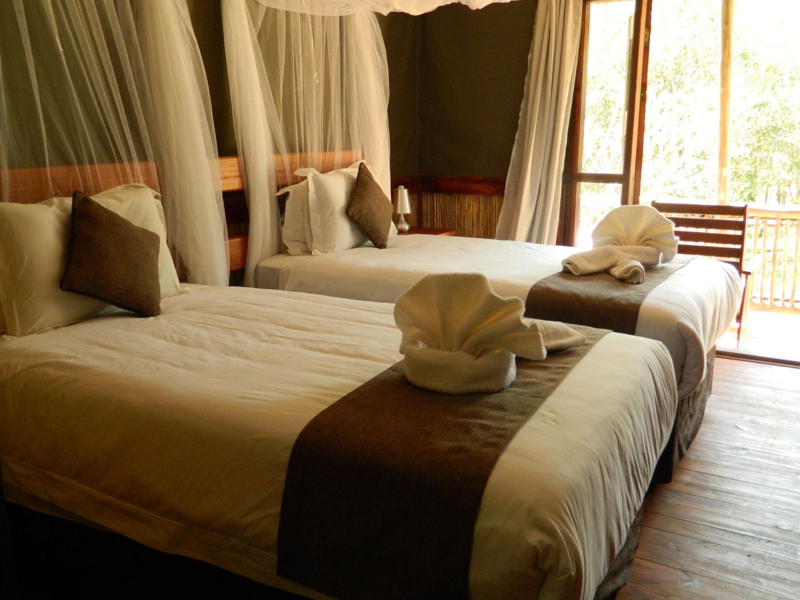rondreis botwswana, kasane, kwalape safari lodge tweepersoonskamer met bedden