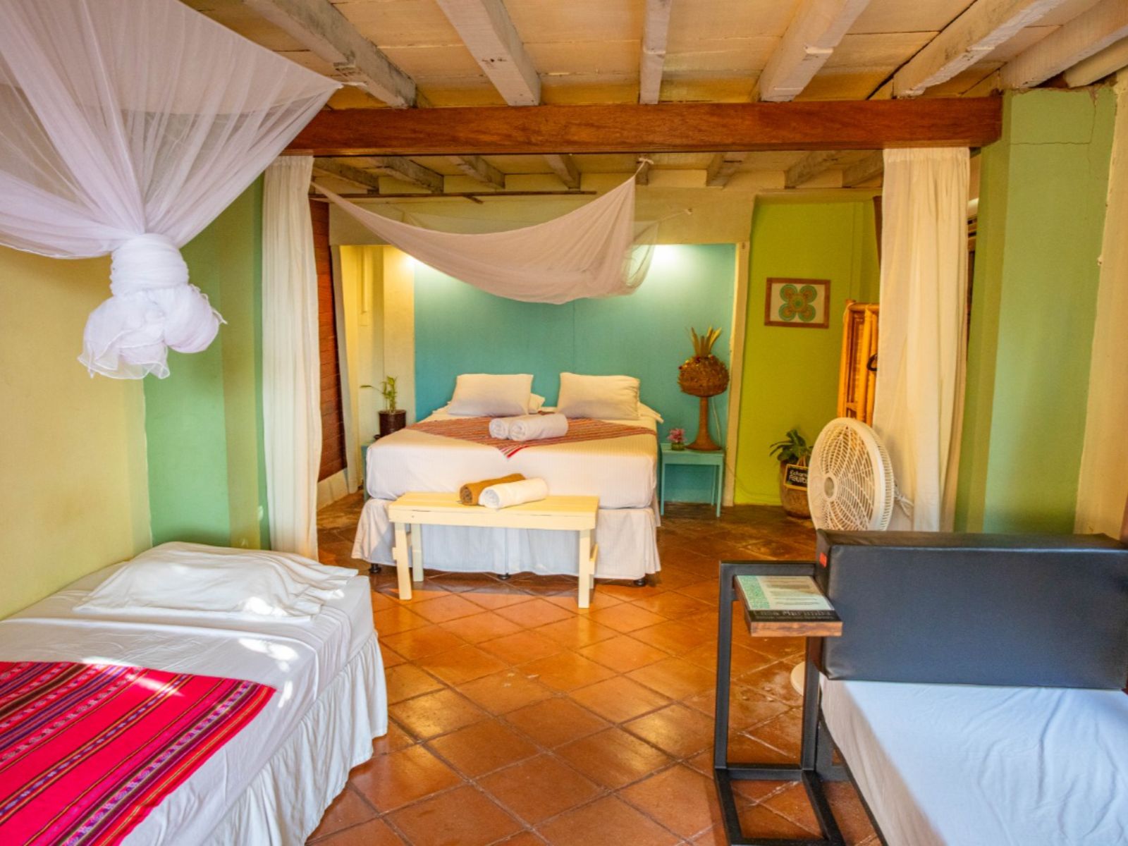 rondreis nicaragua, apoyo lagune, casa marimba kamer overzichtsfoto