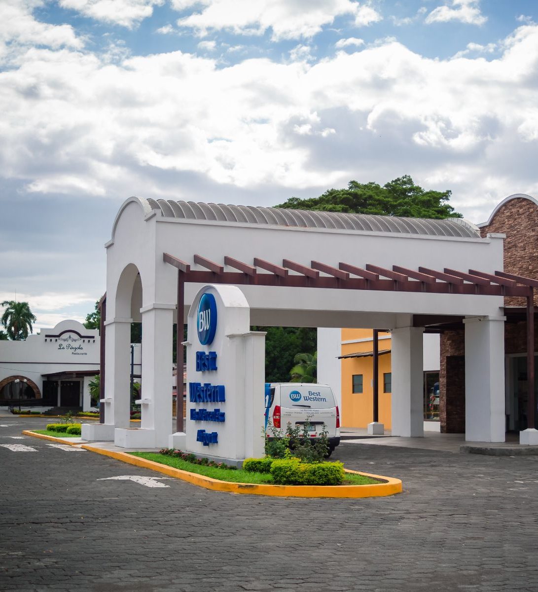 rondreis nicaragua, managua, best western las mercedes buitenaanzicht