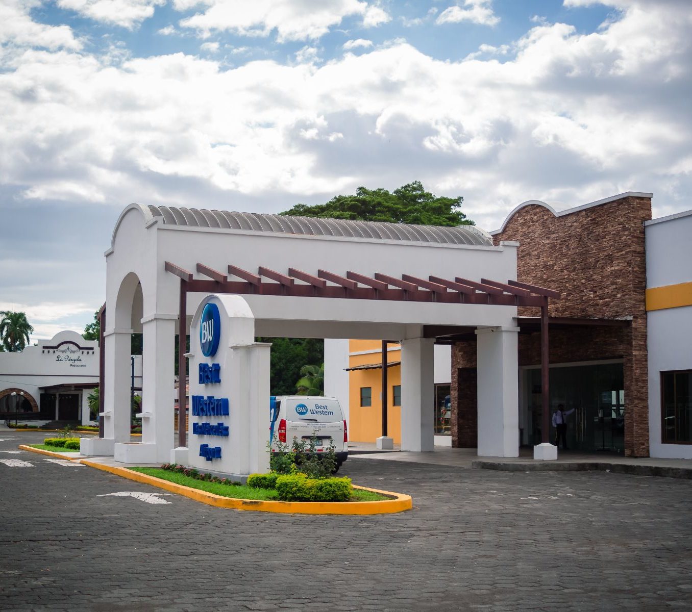 rondreis nicaragua, managua, best western las mercedes buitenaanzicht