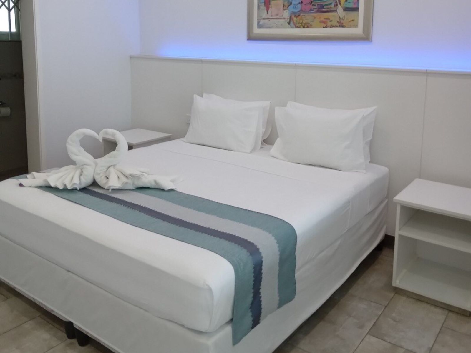 rondreis seychellen, mahe, hotel la rousette kamer met bed